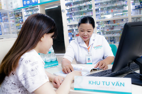 dược sĩ bán thuốc